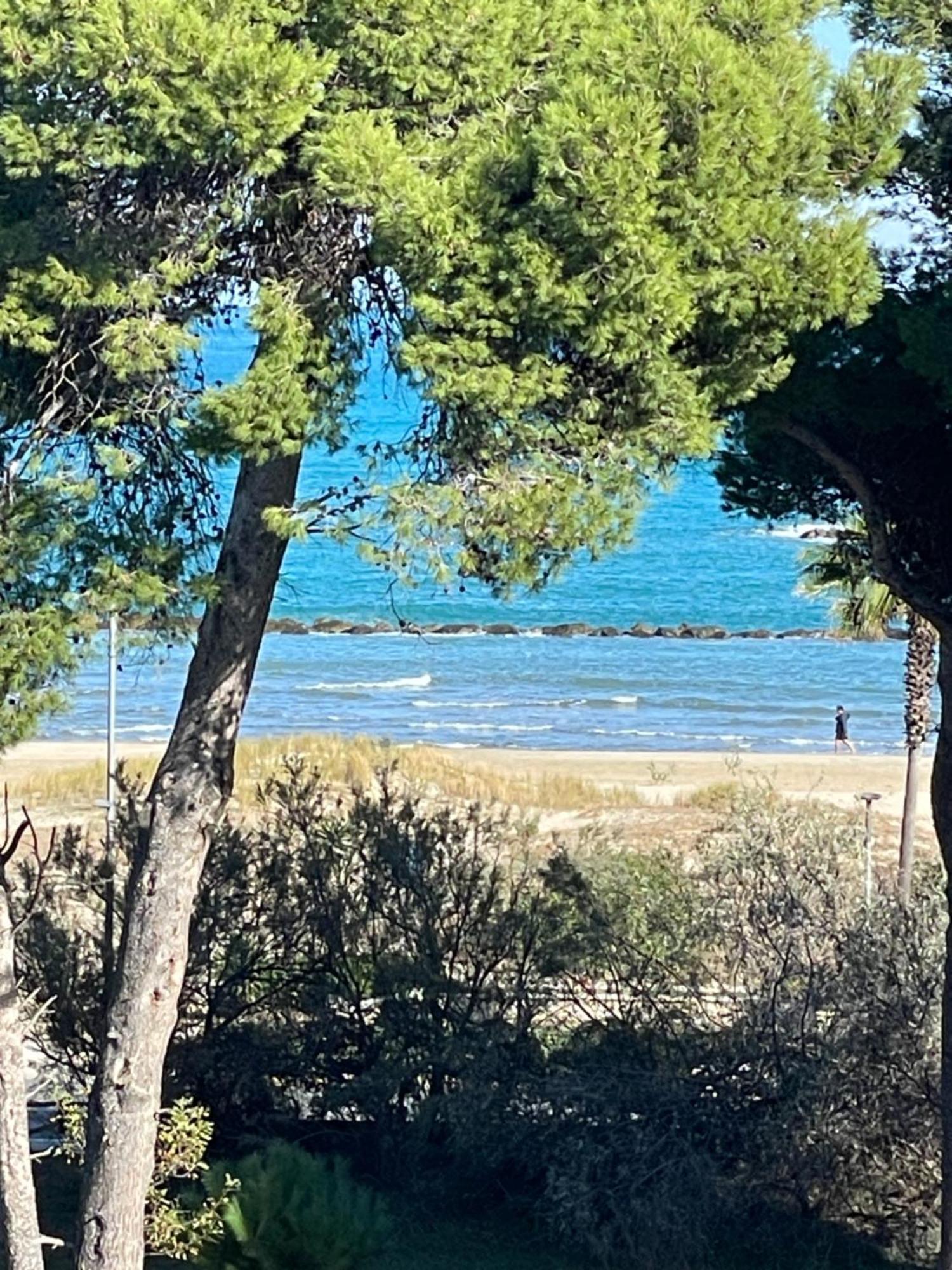 Attico Vista E Fronte Mare Zaffiroblu Con Posto Auto Montesilvano Exterior foto